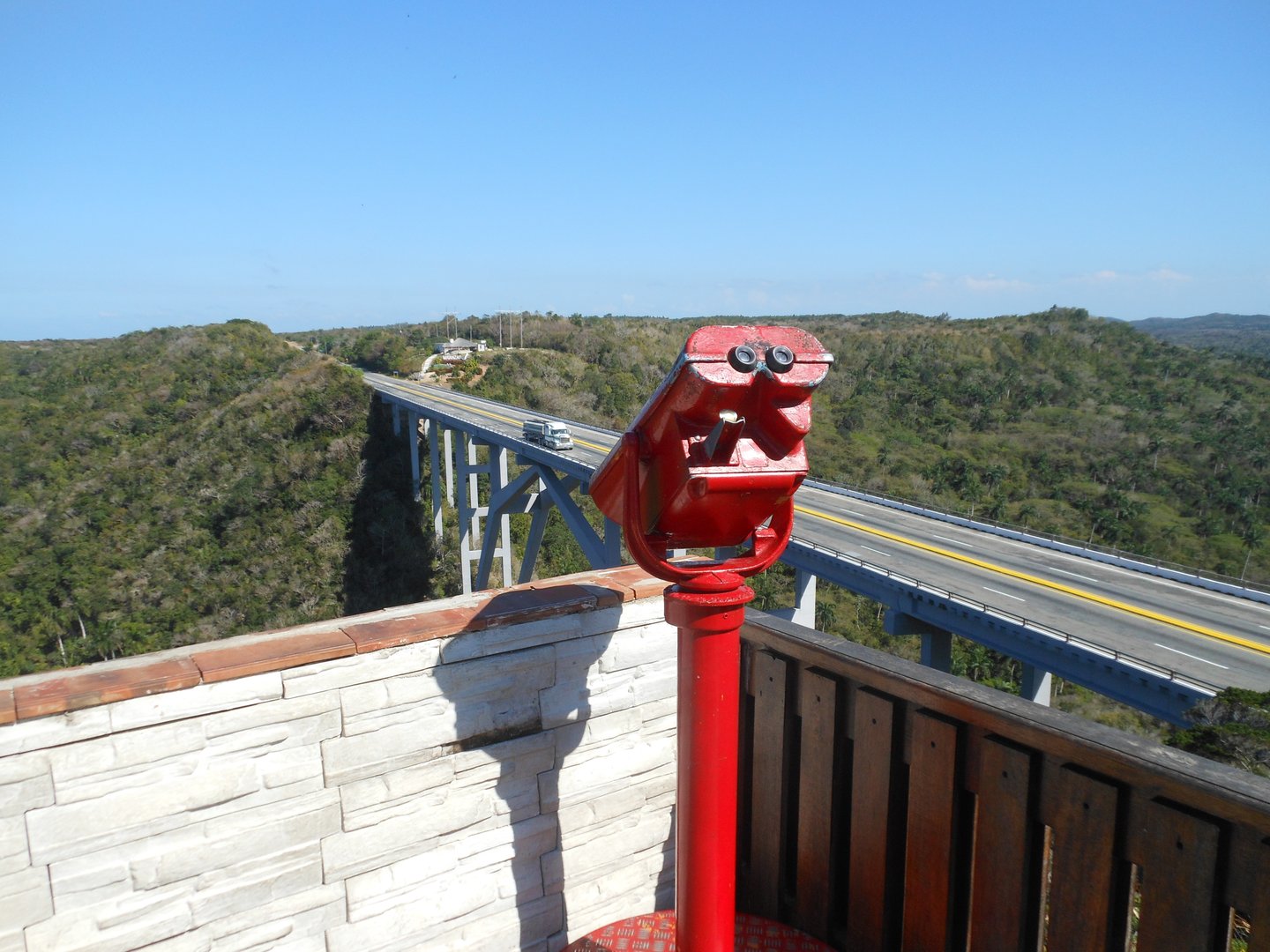 Vista desde el mirador sobre el puente de Bacunayagua en Cuba