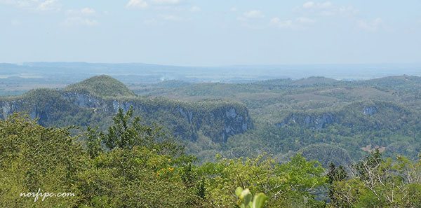 La Loma del Palenque y la Sierra Arcos de Canasí desde el Pan de Matanzas